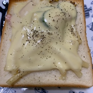 マカロニサラダチーズトースト
